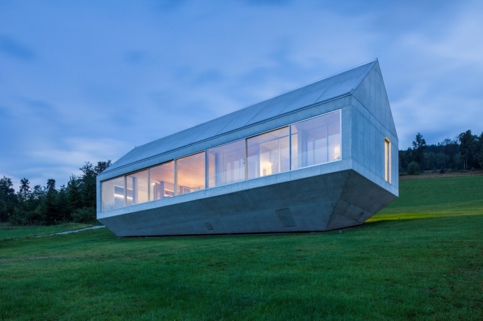 This House Was Built To Withstand A Landslide (16 photos)
