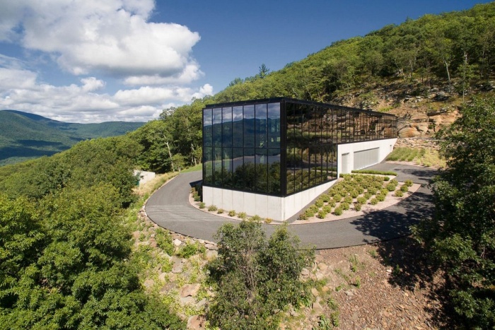 This Glass House In The Middle Of The Forest Is Absolutely Gorgeous (27 pics)