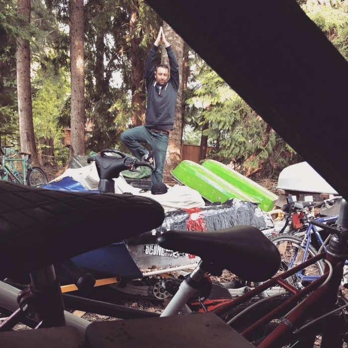 Traveling Man Embraces His Passion For Garbage Yoga (15 pics)