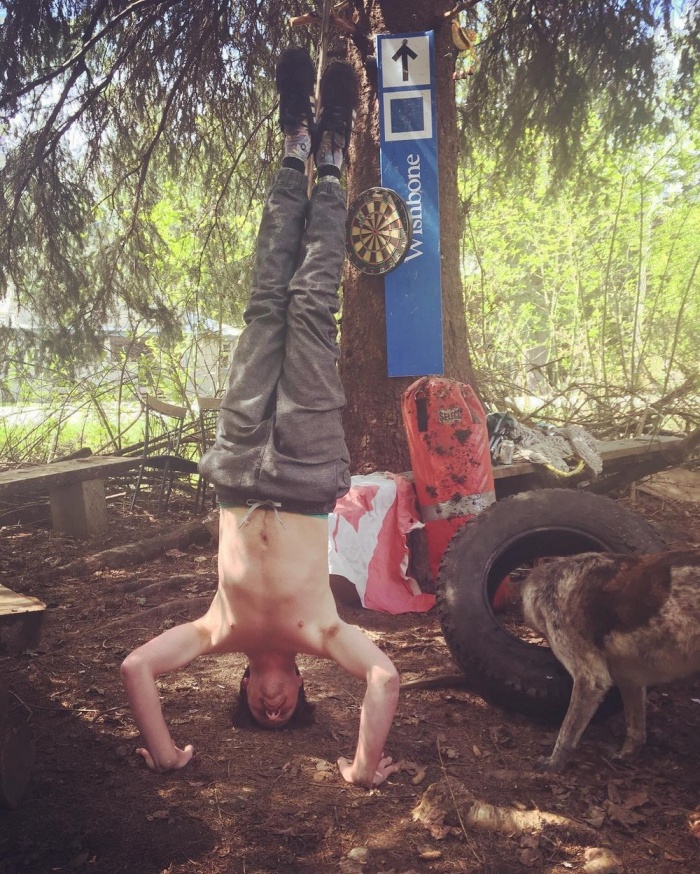 Traveling Man Embraces His Passion For Garbage Yoga (15 pics)