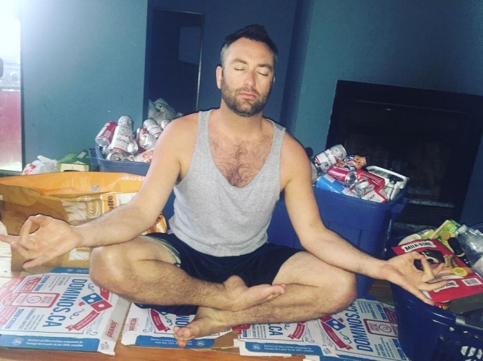 Traveling Man Embraces His Passion For Garbage Yoga (15 pics)