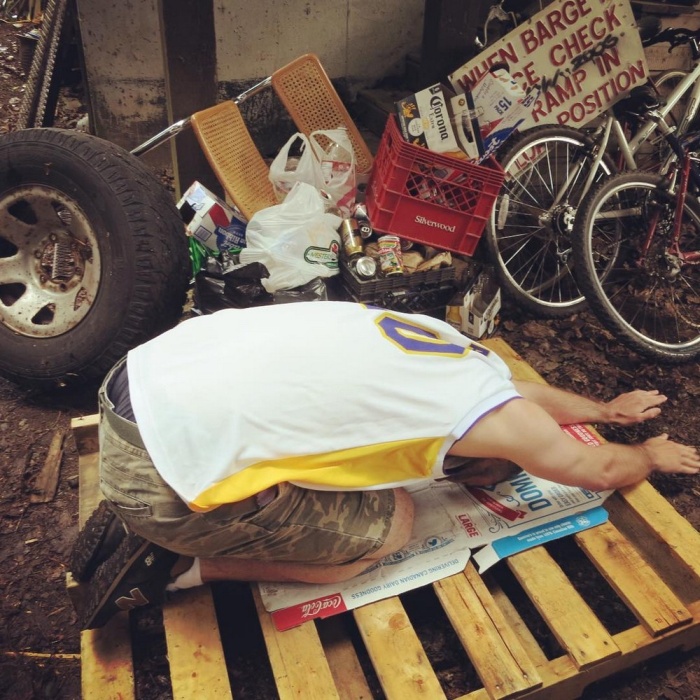 Traveling Man Embraces His Passion For Garbage Yoga (15 pics)