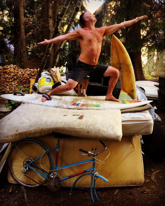 Traveling Man Embraces His Passion For Garbage Yoga (15 pics)