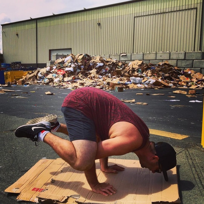 Traveling Man Embraces His Passion For Garbage Yoga (15 pics)