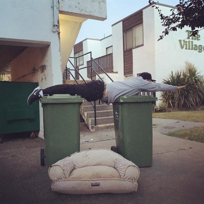 Traveling Man Embraces His Passion For Garbage Yoga (15 pics)