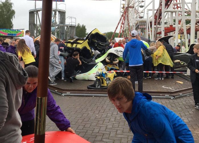 Tsunami Rollercoaster Derails At Scottish Fairground (7 pics)