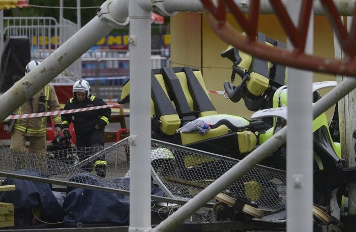 Tsunami Rollercoaster Derails At Scottish Fairground (7 pics)