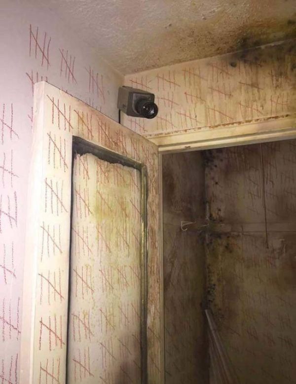 This Abandoned Duplex Will Send Shivers Down Your Spine (15 pics)