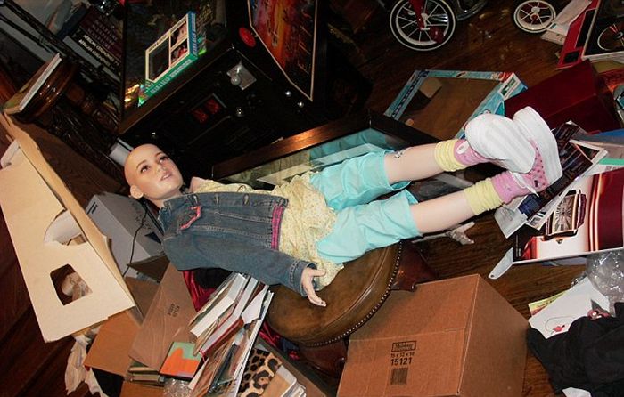 Michael Jackson Had A Massive Mannequin Collection At Neverland Ranch (11 pics)