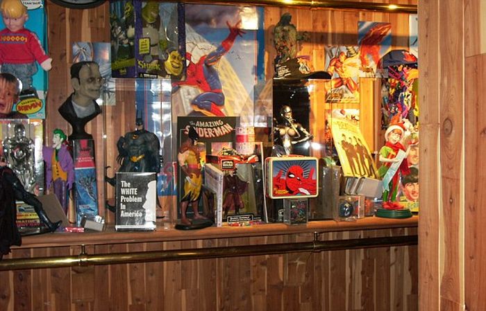 Michael Jackson Had A Massive Mannequin Collection At Neverland Ranch (11 pics)