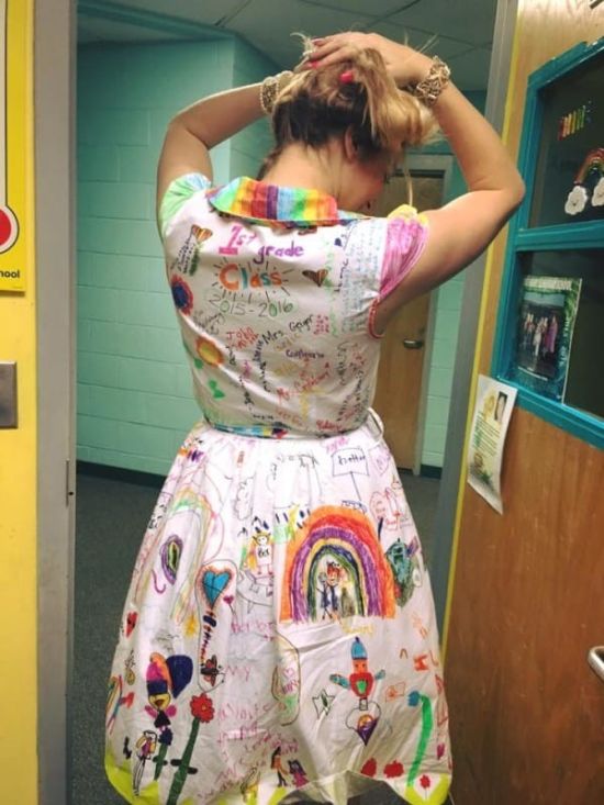 Teacher Wears Special Dress For The Last Day Of School (5 pics)