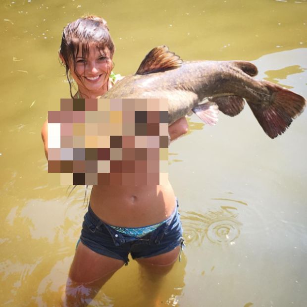 Alabama Uses Her Bare Hands To Catch A 30 Pound Catfish (4 pics)
