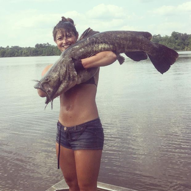 Alabama Uses Her Bare Hands To Catch A 30 Pound Catfish (4 pics)