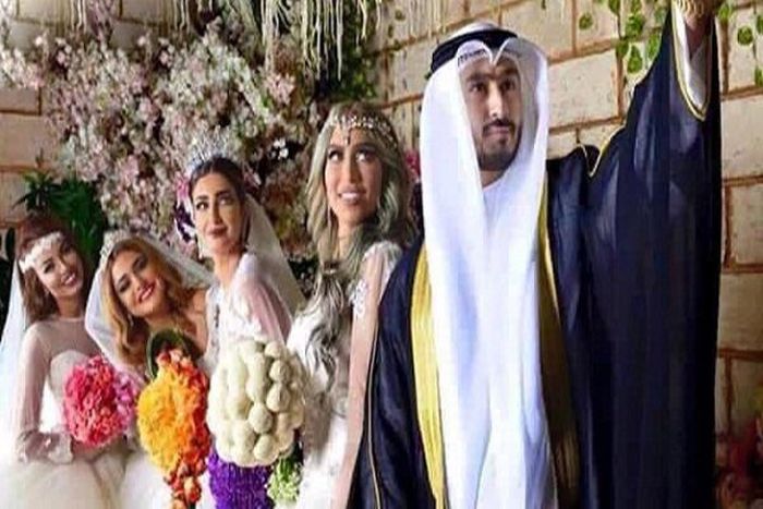 Muslim Man Marries Four Women After His Wife Divorces Him (3 pics + video)