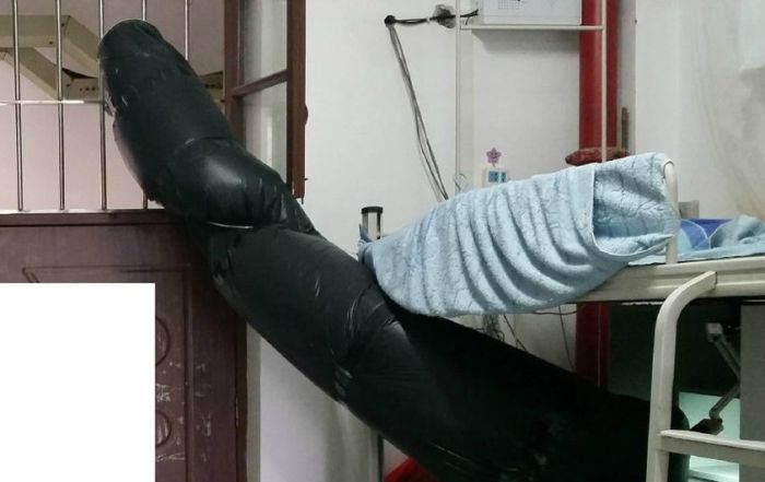 Chinese Student Finds Clever Way To Escape His Roommate's Second Hand Smoke (4 pics)