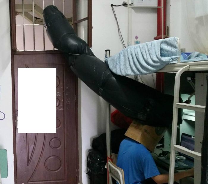 Chinese Student Finds Clever Way To Escape His Roommate's Second Hand Smoke (4 pics)