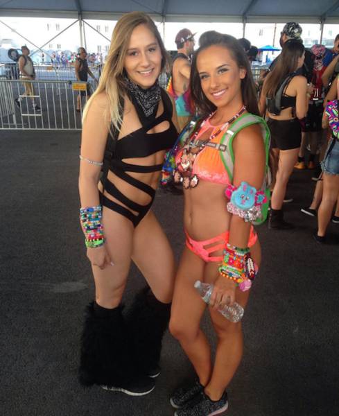 Smoking Hot Girls From This Year's Electric Daisy Carnival (37 pics)