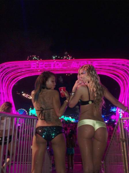Smoking Hot Girls From This Year's Electric Daisy Carnival (37 pics)