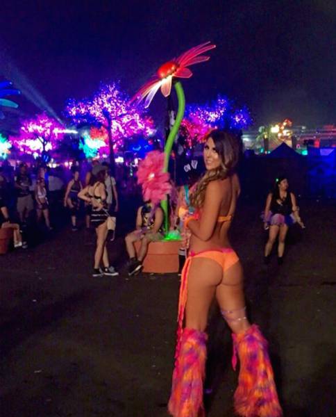 Smoking Hot Girls From This Year's Electric Daisy Carnival (37 pics)