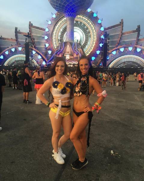 Smoking Hot Girls From This Year's Electric Daisy Carnival (37 pics)