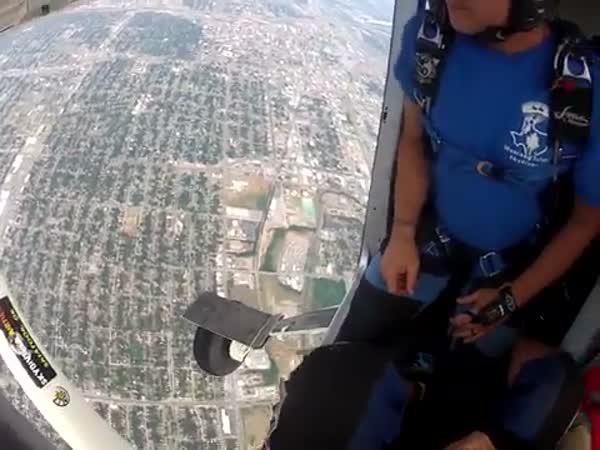 Skydiver Loses Parachute During Flight