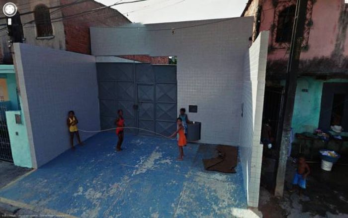 Remarkable Photos That You Can Find On Google Street View (24 pics)