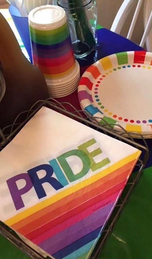 Parents Throw Unexpected Party For Daughter After She Comes Out (9 pics)
