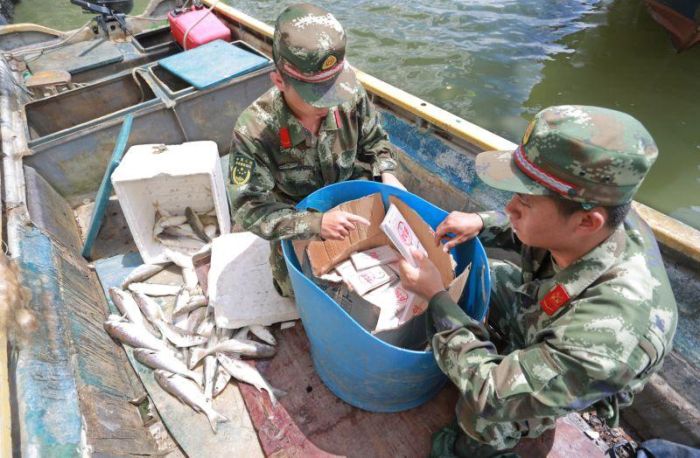 Chinese Officials Seize An Illegal Catch From Fishermen (4 pics)