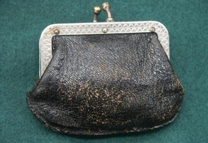 This Purse Has A Hidden Surprise (4 pics)