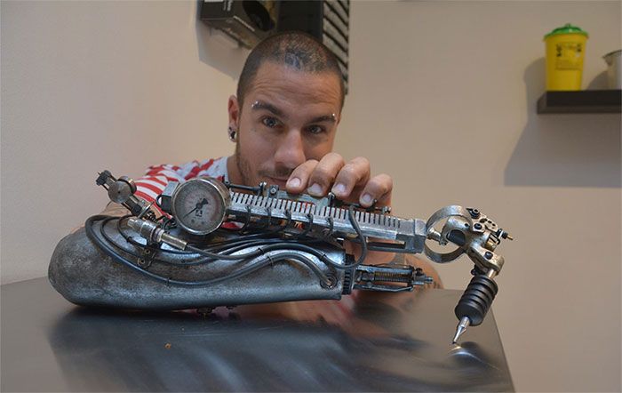 Tattoo Artist Gets First Ever Tattoo Gun Prosthetic (4 pics)