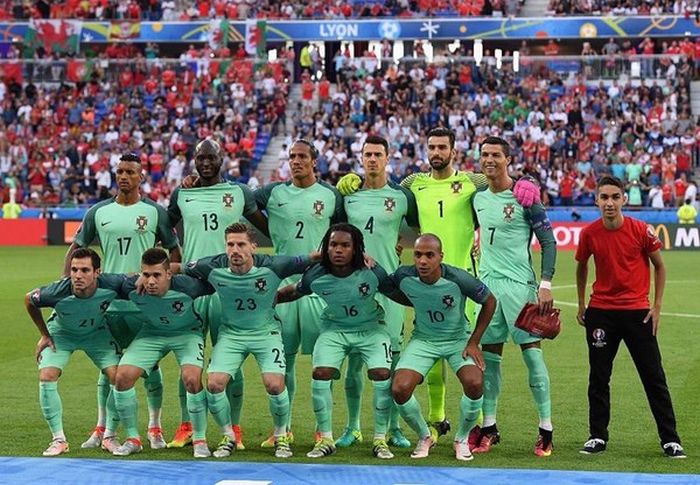 Fan Photobombs The Portugese National Team's Photo (2 pics)