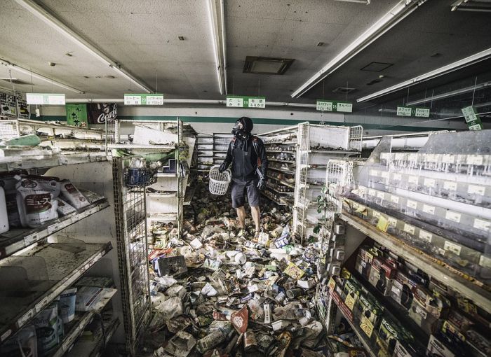 A Man Snuck Into The Fukushima Red Zone And Captured Some Haunting Photos (16 pics)