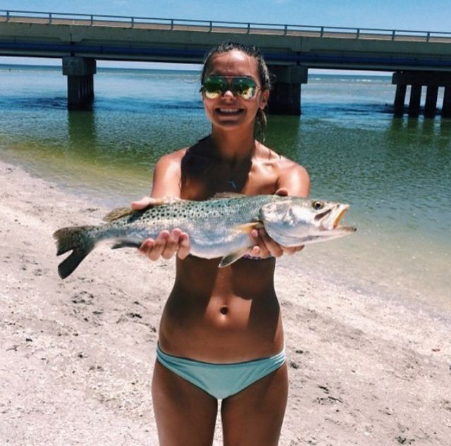 Hot Girls Posing With Fish Is The Newest Internet Trend (21 pics)