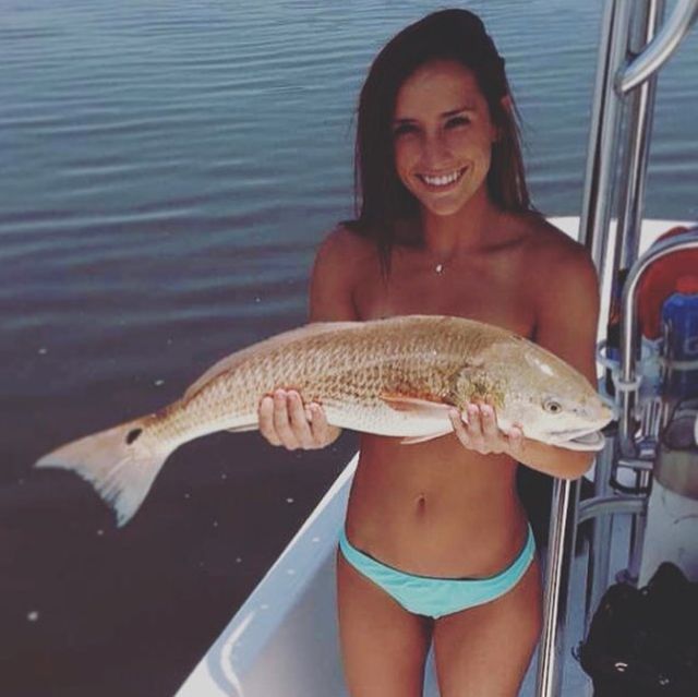 Hot Girls Posing With Fish Is The Newest Internet Trend (21 pics)