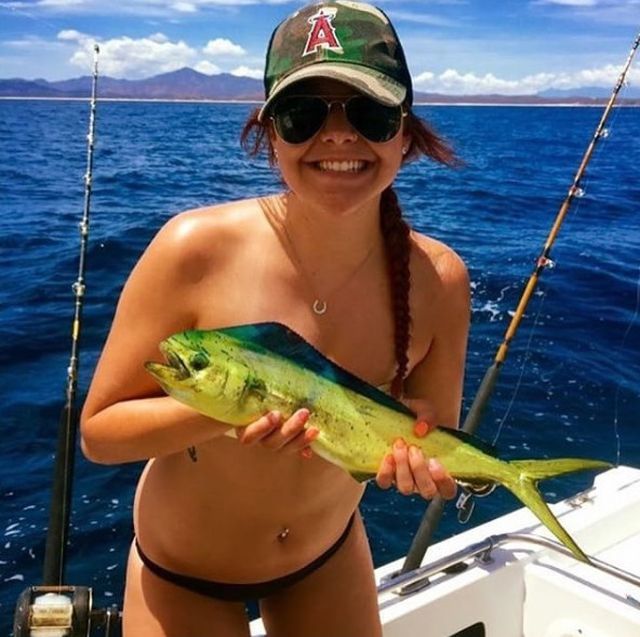 Hot Girls Posing With Fish Is The Newest Internet Trend (21 pics)