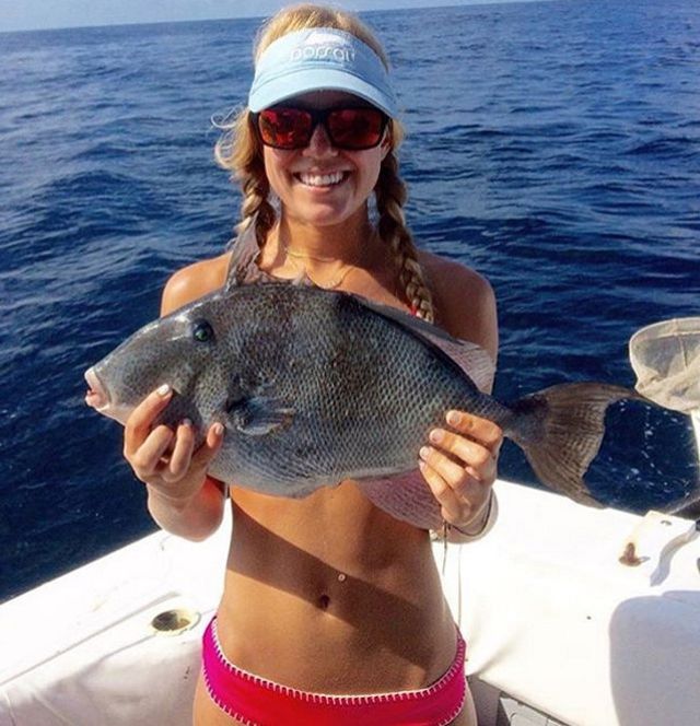 Hot Girls Posing With Fish Is The Newest Internet Trend (21 pics)