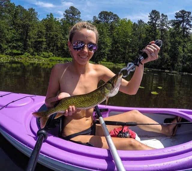 Hot Girls Posing With Fish Is The Newest Internet Trend (21 pics)