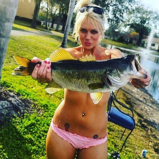 Hot Girls Posing With Fish Is The Newest Internet Trend (21 pics)