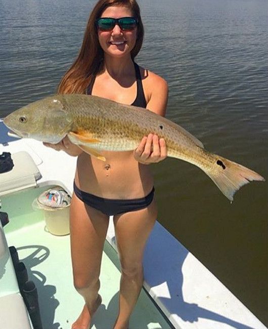 Hot Girls Posing With Fish Is The Newest Internet Trend (21 pics)