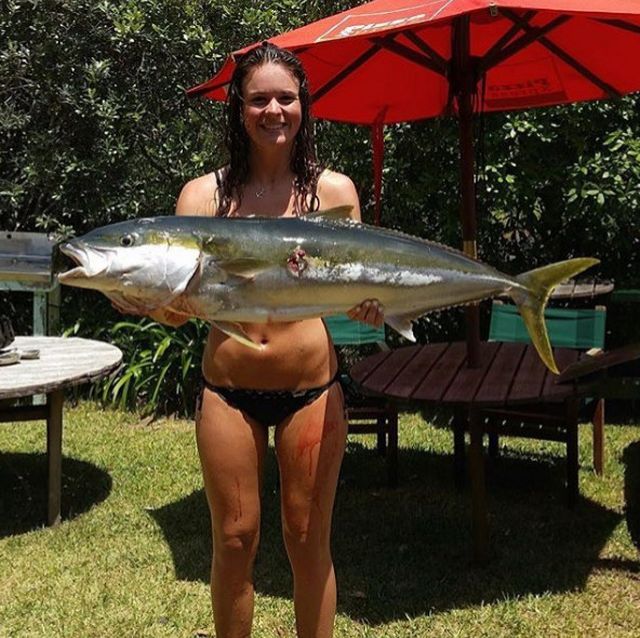 Hot Girls Posing With Fish Is The Newest Internet Trend (21 pics)