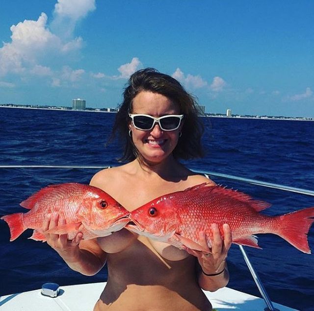 Hot Girls Posing With Fish Is The Newest Internet Trend (21 pics)