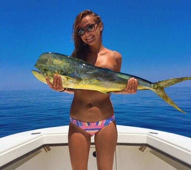 Hot Girls Posing With Fish Is The Newest Internet Trend (21 pics)