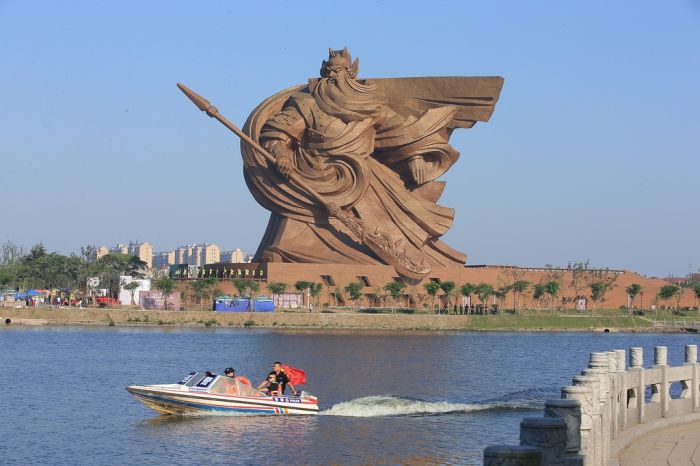 Epic Sculpture Of Chinese God Unveiled In Jingzhou City (5 pics)