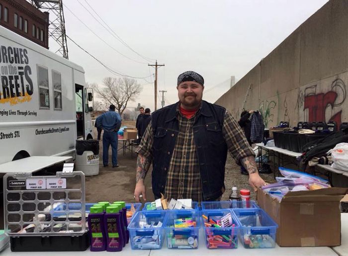 Generous Man Turns Old Truck Into Mobile Shower For The Homeless (7 pics)