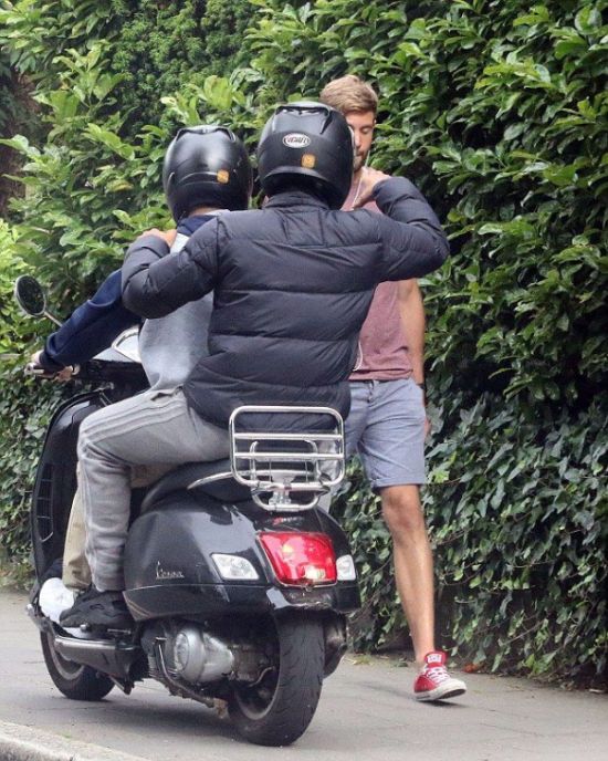 Scooter Bandits Try To Rob An Unsuspecting Pedestrian (4 pics)