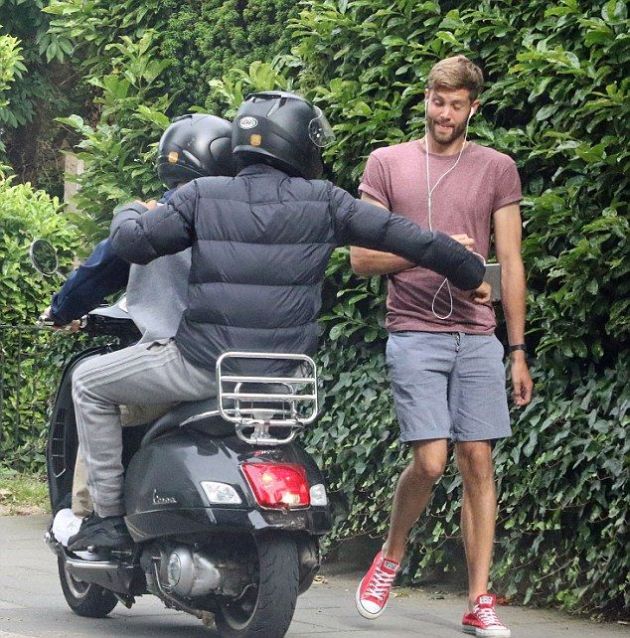 Scooter Bandits Try To Rob An Unsuspecting Pedestrian (4 pics)