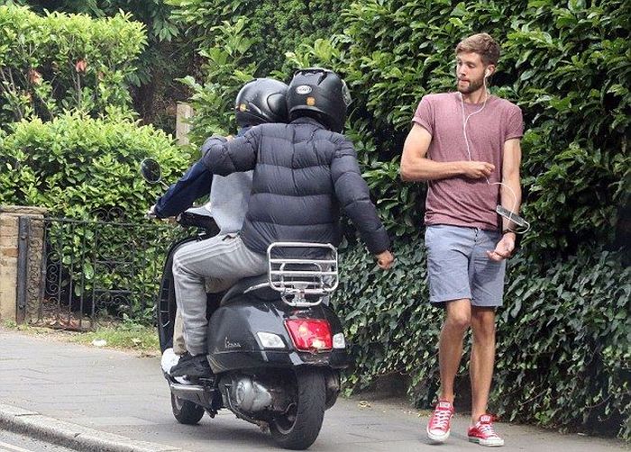 Scooter Bandits Try To Rob An Unsuspecting Pedestrian (4 pics)