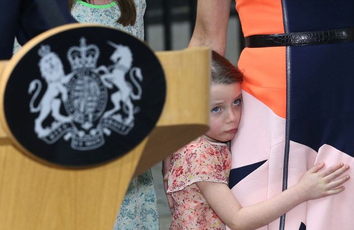 David Cameron's Daughter Steals The Show As He Says Farewell To Downing Street (8 pics)