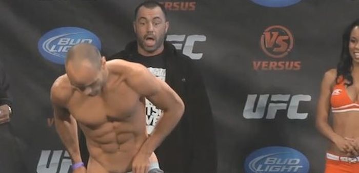 Joe Rogan Makes Hilarious Faces During UFC Weigh-Ins (22 pics)