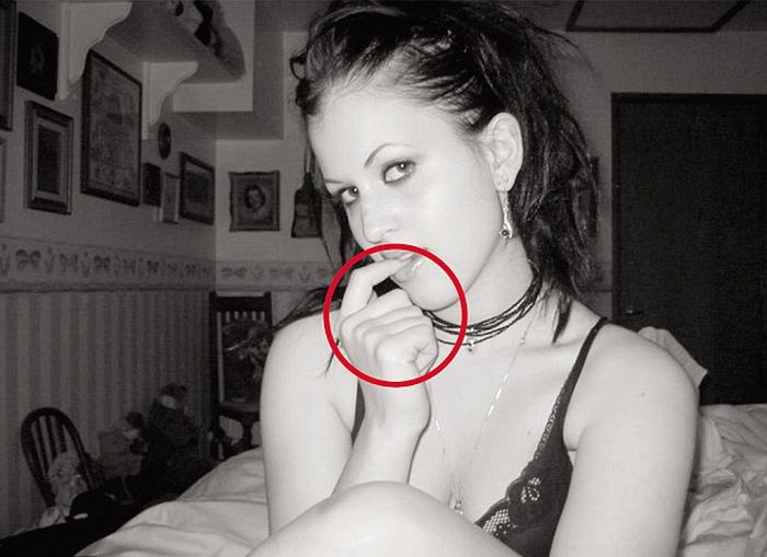 Can You Find The Mistake In This Sexy Selfie? (2 pics)